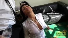 Reproduzir Candi kayne fode a faringe e recebe uma cera de esperma verbal