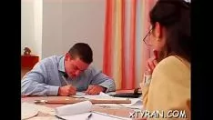 播放 宝贝得到了带上皮带的团队性交