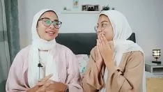 Odtwórz Cenne nastolatki hijabi dla referencji spermy na froncie tsuccessor.