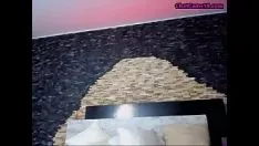 Играть Впечатляющий образ брюнетки