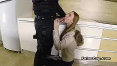 Abspielen Schöne sehnsucht glatthaarige brunet spangs stellen polizisten falsch dar