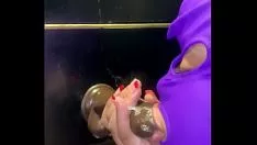 تشغيل الأبنوس شجرة تمتص قبالة لها لعبة brobdingnagian