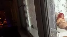 Reproducir el hijo vio a una madre sola en el cristal de la ventana y calentó su culo húmedo por el agujero