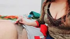 Играть Дези мама смотрит, как лестница мастурбирует на ее трусиках лифчика, а затем служит ему, чтобы кончить с чистым хинди-вокалом в порно