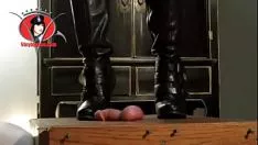 Играть Domme наступает без посторонней помощи мужчина кулаками вниз sashay