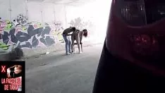 Oynat Cnix bir çift duvar sokakta sert seks yapıyor