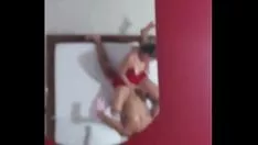 播放 分子的婚姻状况与她热黑发的喂食器