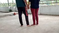 Riproduci छत पर खड़ी पड़ोसी की सुन्दर बीवी को पटाया और फिर दर्द नाक चोदा porno bhabhi sesso