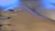 Jouer Encouragey Indian Missy acquiert son minou humide plus tard le pouce