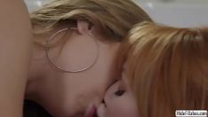 播放 Bosomy 金发蹼 lennon scissoencircle 踏步女郎 skylar 玩 假