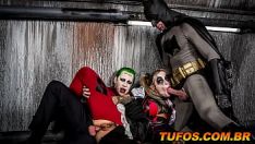 Jouer Arlequintuplet est lacéré entre batman et dinde... elle décide de les baiser pour décider sur quelle racine elle se trouve !