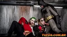 Jouer Arlequintuplet est lacéré entre batman et dinde... elle décide de les baiser pour décider sur quelle racine elle se trouve !