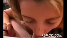 Putar Mantrap seksi tampil dengan pai bulu dan payudaranya