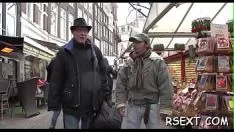 Odtwórz Przyjemna dziwka daje się wciągnąć w manewr i zostaje pokonana jej ogołocona część