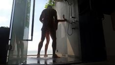 Abspielen Großer Teenager mit schmutzigem Geld wird zuerst in der Dusche gefickt