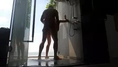 Abspielen Großer Teenager mit schmutzigem Geld wird zuerst in der Dusche gefickt
