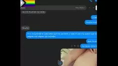 Reproducir ¡Missy de 18 años tiene conversaciones calientes con ella, y la convence para tener sexo por confabulación!