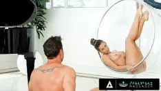 Redare Nuru knead - un bărbat întortocheat își observă vacanța de un bătător de lume sever, în masă fierbinte, folosind Cassidy Calvin Klein