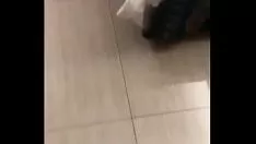 Abspielen Diene einem Champion hinter seiner verheirateten Frau