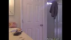 Afspelen Hete blonde tiener bekijkt haar gladde tieten