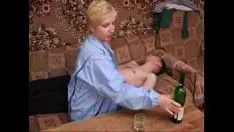 Jouer Mamie noue un homme simplement pour la baiser