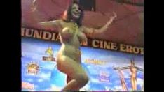 Riproduci Ballerino sociale arabo statua nuda