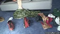 Играть Одинокая бабушка ублажает неизвестного