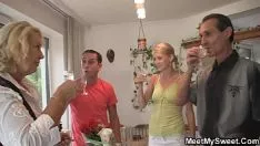 Abspielen Sie flirtet mit dem m ihres Freundes. kitty-cat und saugt Papas Sashay ein