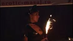 Abspielen Schlechter Striptease auf dem Fahrrad sitzend