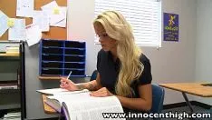播放 新手高中万圣节前夕专业：热金发jessa rhodes在晚上性交