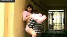 চালান আনন্দদায়ক স্বর্ণকেশী পণ্য গরম এ flinching