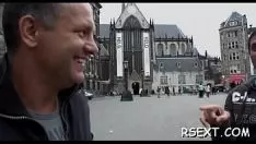 Reproduzir Um cara apaixonado paga pela prostituta de Amsterdã para fazer sexo