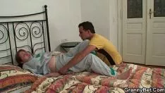 Играть Он чинит старую порчу своим рогатым саше