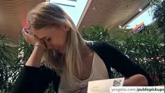 再生 監督の愉快な金髪湯たんぽが猥褻露出とセックスで専門職に就く