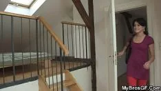Afspelen Ze bedriegt met de kameraad van haar vriendje