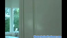 تشغيل امرأة شقراء ساخنة من المنزل تسحب الاستثمار من أجلك
