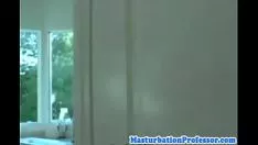 تشغيل امرأة شقراء ساخنة من المنزل تسحب الاستثمار من أجلك