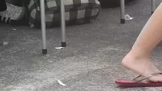 Riproduci Piacevoli piedi in piazza (4)
