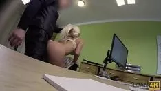 Riproduci Presta4k. bella simulazione in abbigliamento intimo prende il sesso per il negozio del banco dei pegni in contanti