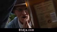 Abspielen Zwei alte Wanderer ficken im Dreiklang ein vorwärts gerichtetes Baby