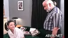 Afspelen Ruw uitzicht op slavernij met alleenstaande baby met gladgeschoren ontuchtige crack