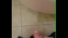 Jouer Agréable mec italien tire sa sashay