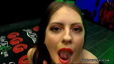 播放 Rebecca volpetti 提供令人印象深刻的吸力并获得 cum