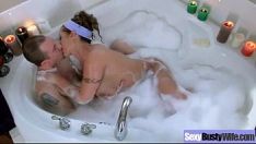 再生 家の豊満な女性がテレビカメラの映画で激しくセックスします-