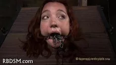 Jouer Acmely bonté en regardant le porno