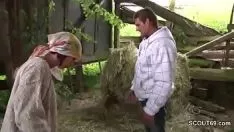 播放 生产青少年从她的踩爸爸那里得到了她的第一性交