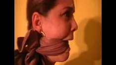 Jouer Seins modérés en culotte