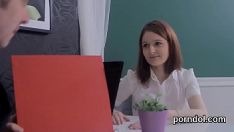 Afspelen Mooie co-ed werd gemaakt en gepord door oudere instructeur?