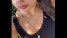 Abspielen Ich ficke einen kleinen brünetten Teenager grob bei seinem ersten Date in einem öffentlichen Wald und fülle sein Gesicht mit Sperma