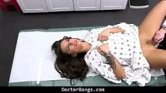 Reproducir Adolescente dispuesta a hacer cualquier cosa para alterar los resultados de sus pruebas a la normalidad - doctorbangs